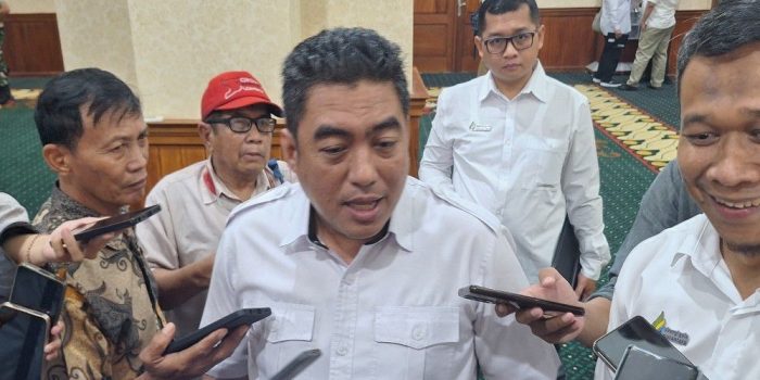 Direktur Tanaman Semusim dan Tahunan Kementerian Pertanian Dr. Abdul Roni Angkat (kiri), didampingi Direktur Utama PT SGN Mahmudi (kanan).