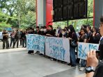 Aksi solidaritas lawan kekerasan seksual di UKM FH Unej. (Aji)