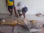 proses perbaikan patung Marsinah yang sempat rusak saat pemindahan.(Agus Karyono)