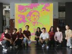 mahasiswa menghadirkan mozaik wajah Kartini yang tersusun dari ribuan sticky notes berwarna-warni.
