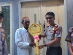 Kapolresta Banyuwangi secara simbolis menyerahkan kunci kepada Samawi.
