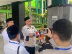 Ketua PPIH Embarkasi Surabaya, Moh. As’adul Anam (berpeci, memakai rompi)