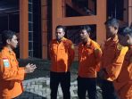Tim SAR melakukan koordinasi. (Ist)