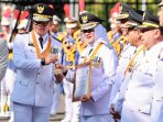 Bupati Banyuwangi, Ipuk Fiestiandani saat menerima penghargaan dari Wakil Menteri Dalam Negeri, Bima Arya Sugiarto