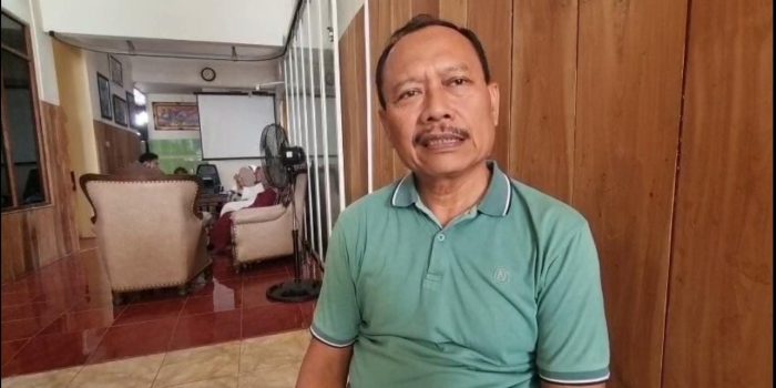 Duka, salah satu korban investasi ilegal saat menceritakan kronologis kerugiannya. (Agus Karyono)