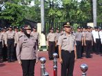 Aiptu Bandi, Bhabinkamtibmas Polsek Loceret dan AKP Samari, Kasubbagbinkar Bagsdm Polres Nganjuk mengikuti upacara penerimaan kenaikan pangkat pengabdian (Ist)