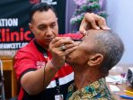 Warga Banyuwangi saat menjalani pemeriksaan mata.