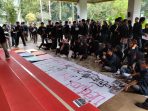 Aksi demo yang dilakukan Aliansi Mahasiswa Unej. (Aji)