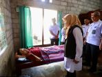 Ipuk saat menyambangi warga di Purwoharjo yang tengah sakit