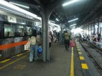 Suasana Naik Turun Penumpang KA Logawa di Stasiun Jember. (Ist)