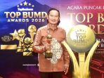 Bupati Lamongan Yuhronur Efendi menunjukkan piala Top BUMD Award 2026. Bupati Lamongan Yuhronur Efendi menunjukkan piala Top BUMD Award 2026.