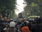 Kemacetan parah di Jalan Raya Wahidin Sudirohusodo, Gresik.