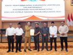 Bupati Lamongan Yuhronur Efendi (tiga dari kiri) menerima rekomendasi LKPJ 2025 dari DPRD Lamongan.