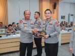 apolda Jawa Timur Irjen Pol Nanang Avianto menyerahkan penghargaan kepada Kapolres Lamongan AKBP Arif Fazlurrahman.