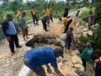Gotong royong perbaikan jembatan ambrol di Solokuro, Lamongan.