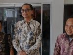 Yuyud Indrayudi (tengah), didampingi Direktur Keuangan, Sulman (kiri) dan Direktur Operasional Suhaimi (kanan) usai ditetapkan melalui RUPS oleh Gubernur NTB Lalu Muhamad Iqbal.