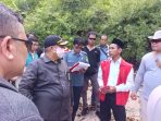 Terdakwa Radit Ardiansyah saat menceritakan apa yang dialaminya kepada ketua Majelis Hakim pada Sidang Lapangan di TKP, Selasa (28/4).