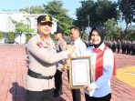 Kapolres Gresik AKBP Ramadhan Nasution memberikan penghargaan kepada anggota berprestasi. Kapolres Gresik AKBP Ramadhan Nasution memberikan penghargaan kepada anggota berprestasi.