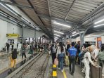 Penumpang KA Probowangi di Stasiun Jember. Penumpang KA Probowangi di Stasiun Jember.