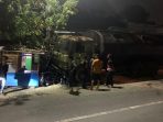 Kondisi truk muatan limbah yang rem blong dan menabrak kendaraan di Gresik