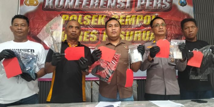 Pers rilis di Polsek Gempol Polres Pasuruan. Pers rilis di Polsek Gempol Polres Pasuruan.