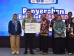 Ketua Tim Percepatan Penurunan Stunting (TPPS) Kabupaten Lamongan Dirham Akbar Aksara saat penyaluran bantuan program Genting.