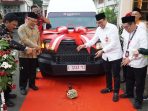 Penyerahan mobil dari Bank Jatim ke Pemda Nganjuk, oleh Bupati Marhaen diteruskan diberikan kepada Lazizmu Nganjuk (ist)