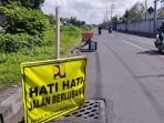 Nampak rambu-rambu dipasang upaya mengingatkan pengguna jalan karna penutup got hilang. (Foto: Ist) Nampak rambu-rambu dipasang upaya mengingatkan pengguna jalan karna penutup got hilang. (Foto: Ist)