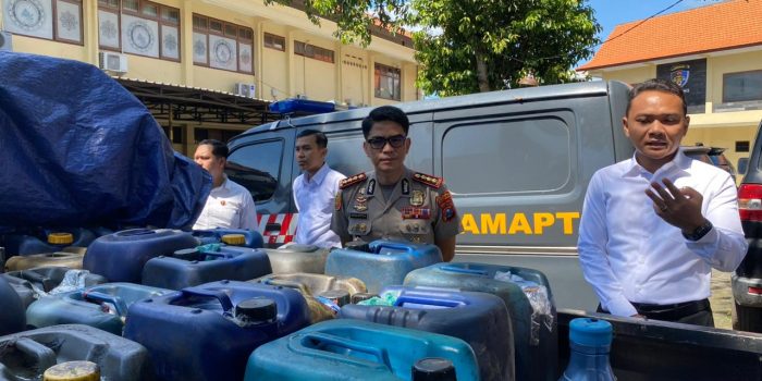 bbm Sejumlah barang bukti saat diamankan di Mapolresta Banyuwangi.