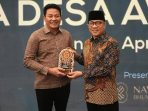 Bupati Sidoarjo Subandi saat menerima penghargaan Jaga Desa Award 2026. (Foto: Ist/Sidoarjo)