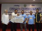 Pemimpin Wilayah Jawa Barat Perum Bulog Nurman Susilo menyerahkan program "Bulog Peduli Petani".