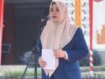 Wakil Gubernur NTB Indah Dhamayanti Putri saat menyampaikan amanat Menteri Dalam Negeri dalam apel Peringatan Hari Otonomi Daerah di halaman kantor Gubernur NTB, Senin (27/4).