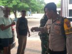 Anggota Polres Lamongan saat evakuasi ODGJ yang meresahkan warga.