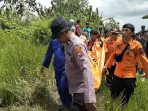 Petugas gabungan mengevakuasi bocah MI Lamongan yang tenggelam di Sungai Bengawan Solo.