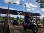 Aktivitas perahu penyebrangan di Sungai Brantas, Blitar. (Calvin Bt)