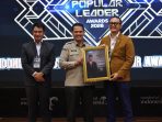 Perwakilan Mentan Andi Amran Sulaiman (tengah) menerima piagam penghargaan The Most Popular Leader 2026.