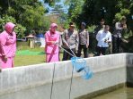 Kapolda NTB Irjen Pol Edy Murbowo saat melakukan panen ikan di kolam budidaya SPN Belanting, Selasa (14/4). Kapolda NTB Irjen Pol Edy Murbowo saat melakukan panen ikan di kolam budidaya SPN Belanting, Selasa (14/4).