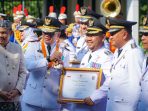 Bupati Gresik Fandi Akhmad Yani menerima penghargaan dari Kemendagri.