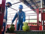 Distribusi LPG 3 kg oleh PT Pertamina Patra Niaga.