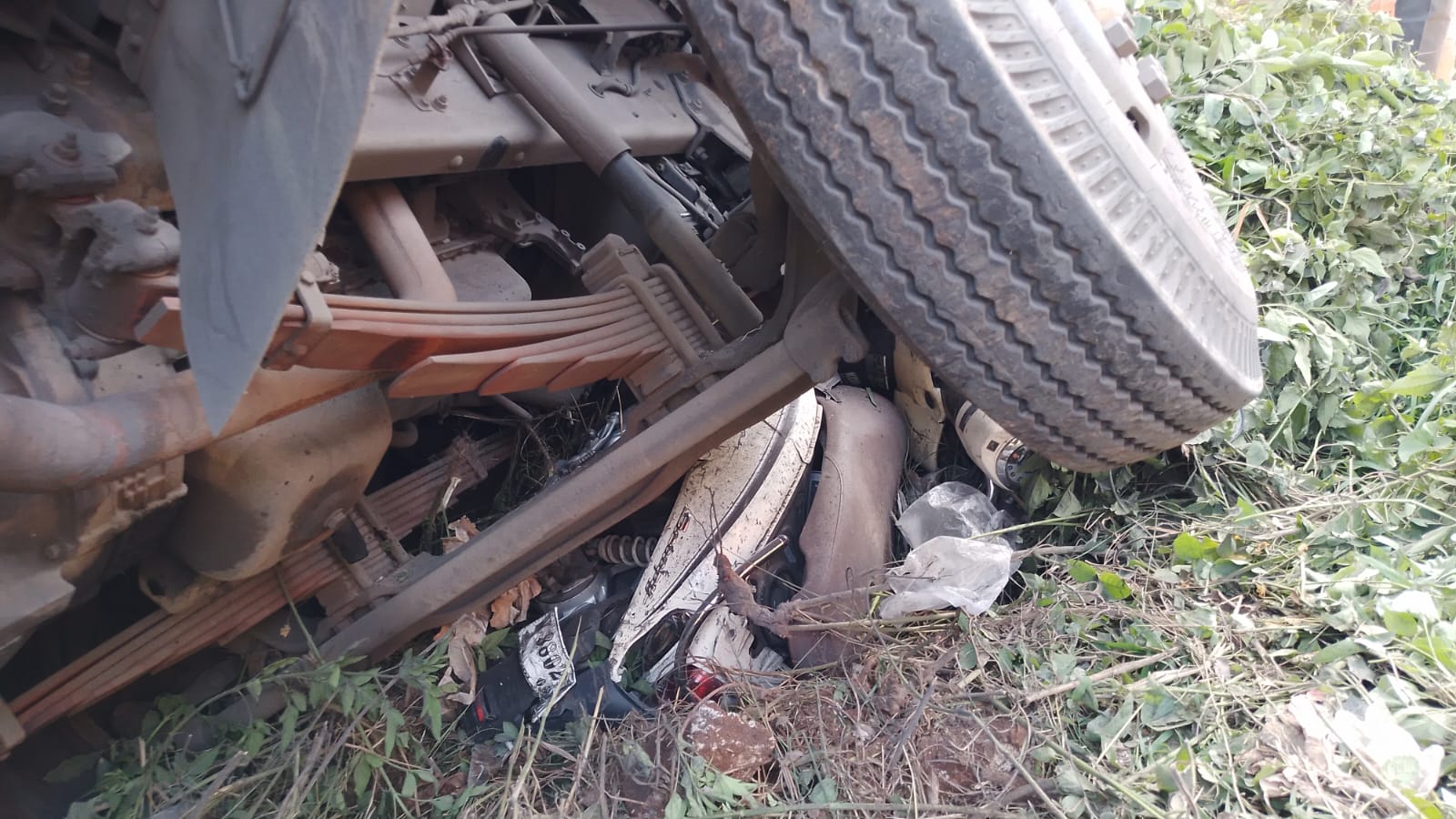 Kondisi truk tronton wing box yang mengalami kecelakaan di Panceng, Gresik.