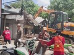 Proses pembongkaran bangunan liar di Driyorejo, Gresik.