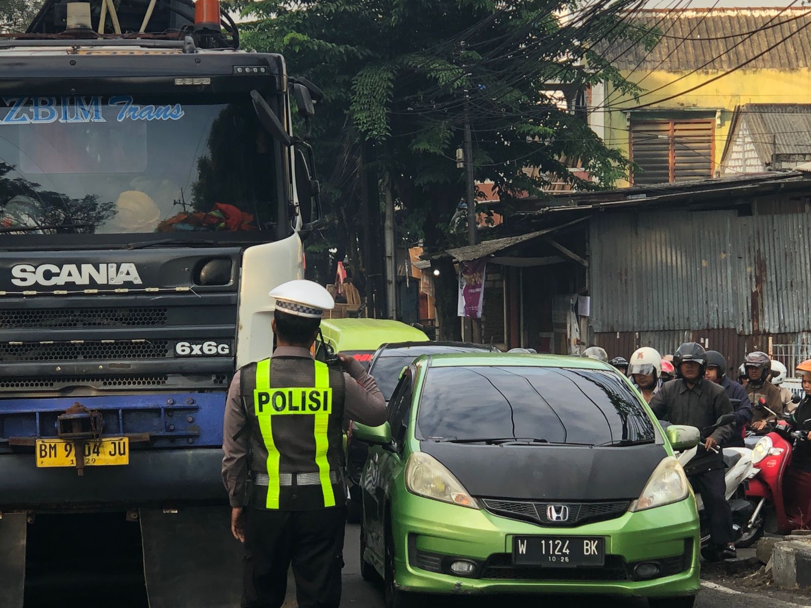 Kemacetan parah di Jalan Raya Wahidin Sudirohusodo, Gresik.