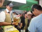 Dirut Bulog Ahmad Rizal Ramdhani meninjau pasokan MinyaKita di pasar.