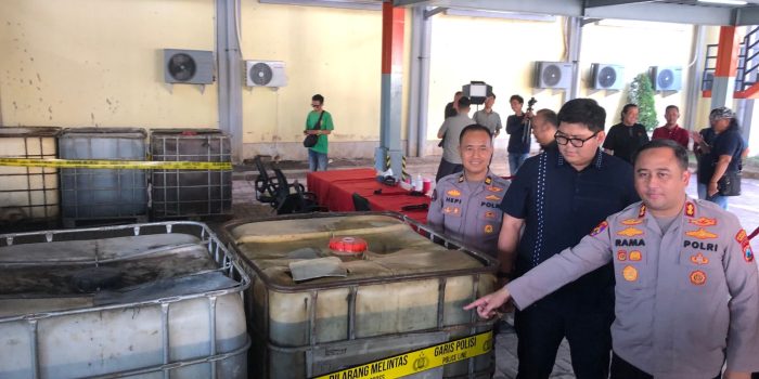 Kapolres Gresik AKBP Ramadhan Nasution didampingi Kasat Reskrim AKP Arya Widjaya dan Kasi Humas Iptu Hepi Muslih Riza menunjukkan barang bukti penimbunan solar subsidi. Kapolres Gresik AKBP Ramadhan Nasution didampingi Kasat Reskrim AKP Arya Widjaya dan Kasi Humas Iptu Hepi Muslih Riza menunjukkan barang bukti penimbunan solar subsidi.