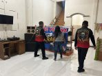 Personel Satsamapta Polres Gresik menindak warung miras di Dukun.