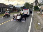 Korban saat dievakuasi petugas Polres Blitar. Korban saat dievakuasi petugas Polres Blitar.