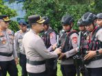 Kapolresta Mataram Kombes Pol Hendro Purwoko melakukan pemeriksaan pasukan usai apel persiapan pengamanan May Day 2026 di Halaman Kantor Gubernur NTB.