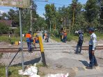 Proses penyempitan perlintasan sebidang di Blitar.