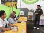 Bupati Sidoarjo Subandi saat meninjau TPS Trompoasri. (Foto: Achmad Adi Nurcahya)