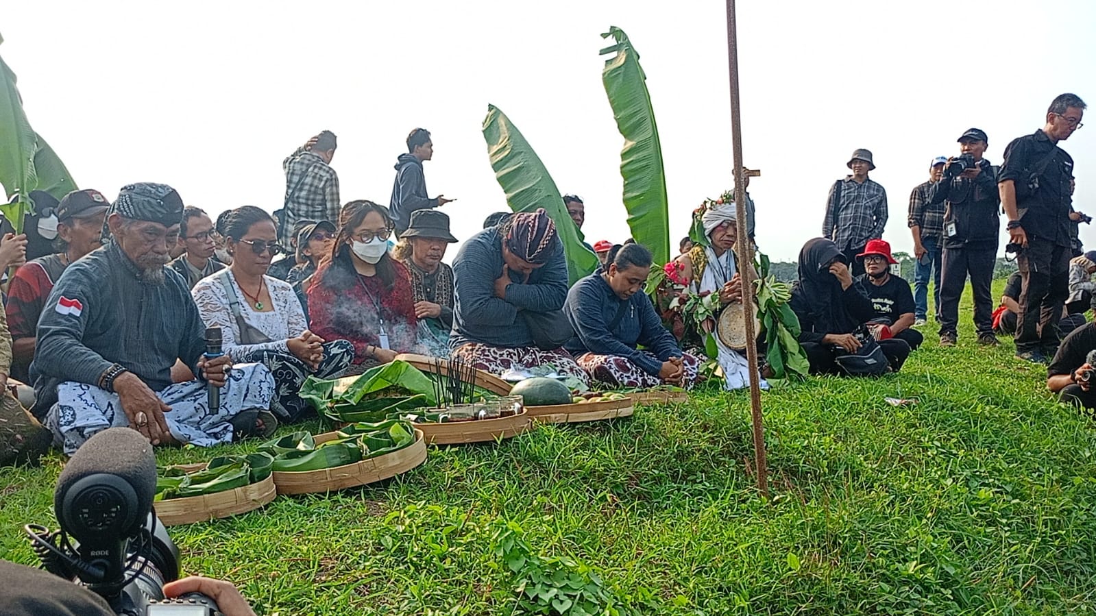 Di tengah doa dilantunkan seorang pria kerasukan saat ritual di tanggul lumpur Lapindo. (Foto: Achmad Adi Nurcahya)